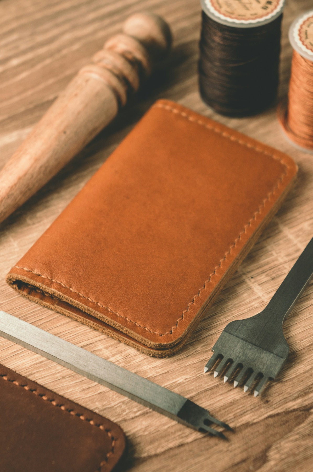 Thread, scissors and leather on the closing table